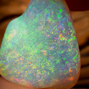 12,4 ct – Kristallopal aus Lightning Ridge der Spitzenklasse. Von Hand mit dem Dremel bearbeitet!