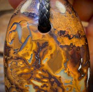 Pendentif en opale boulder percée (49 x 26 mm) avec cordon végan écologique.