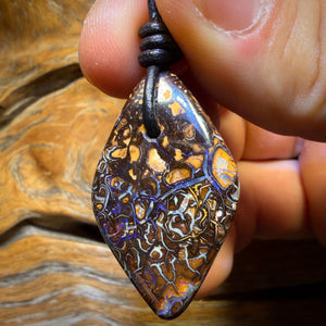 36 x 21mm - Gebohrte Tribal Queensland Boulder Opal Halskette. Doppelseitig