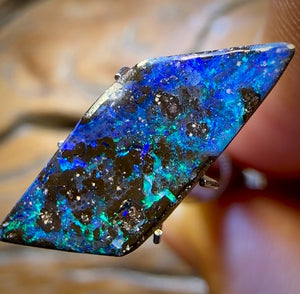 5.2cts - Queensland Boulder Seam Opal. Reef Pattern!