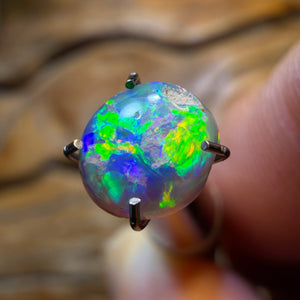 Auktion Nr. 0,9 Karat – Dunkler Opal aus Lightning Ridge