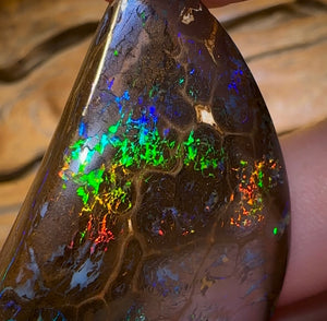 (Must price at $6k as was quoted to christiane) 119.9cts - TOP Reflective Bubble Band Opal from Winton - Opal Whisperers