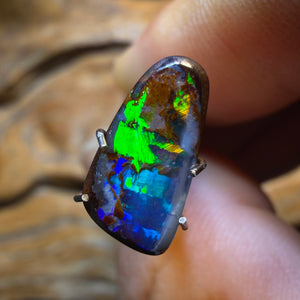 2.1cts - Queensland Boulder Opal from Yowah. Metallic Colour