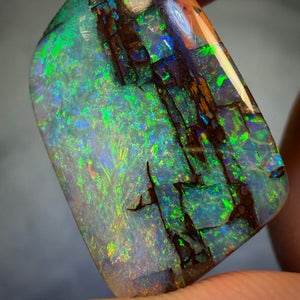 Opal Whisperers IN STEIN GEMEISSELTE INVESTITION – 12,6cts – TOP Edelholzfossil-Ersatzopal aus Yowah. Vorgestellt bei „Outback Opal Hunters“!