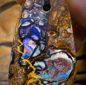 38 x 22 mm – Gebohrte Stammes-Opal-Halskette aus Queensland-Boulderopal