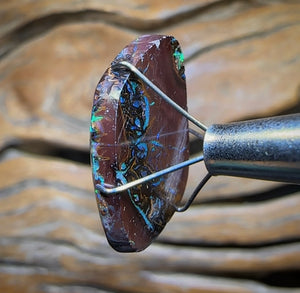 14,9 carats - Opale Boulder du Queensland de Koroit, de couleur tribale supérieure et électrique