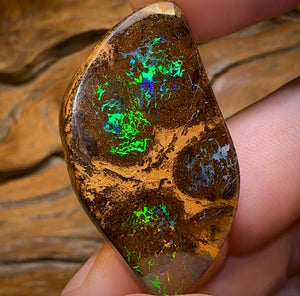 61.3cts - Electric Bubble Band Opal from Winton - Opal Whisperers