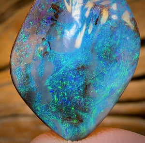 29.9cts - “Reef and Rocks” Gem Queensland Boulder Seam Opal. Reef Pattern!