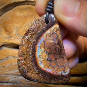 44 x 32 mm – Gebohrte Stammes-Opal-Halskette aus Queensland-Boulderopal