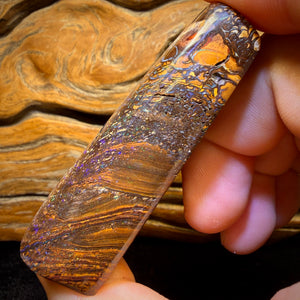 919,5 ct – Großer, polierter australischer Boulderopal im Stammesstil