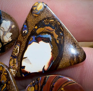 đ 122,8 ct â 4er-Set Tribal Queensland Boulder Opale. SchnĂ€ppchen aus Yowah Nut Conglomerate.