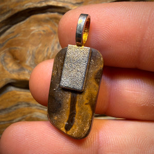 🔨 AUCTION 🔨 Solid Queensland Unique White Boulder Seam Opal Pendant
