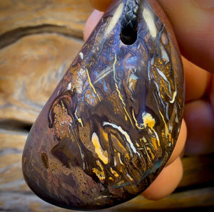 Pendentif en opale boulder percée (46 x 26 mm) avec cordon végan écologique.