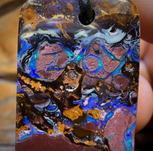 37 x 19 mm – Gebohrte Stammes-Opal-Halskette aus Queensland-Boulderopal