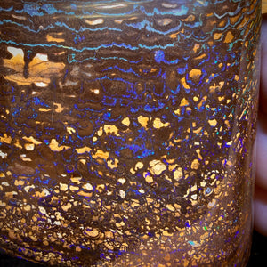 919,5 ct – Großer, polierter australischer Boulderopal im Stammesstil