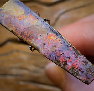 7.6cts - “Red Flash Family”Queensland Boulder Seam Opal