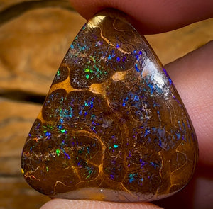 26.8cts - Bubble Band Opal from Winton