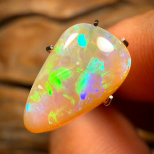 2,8cts - Solider australischer Boulder-Pipe-Opal mit goldenen Kristallen