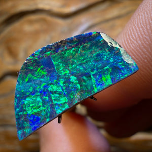 11.1cts - Top Electric Colour Top Full Face Pattern Queensland Boulder Seam Opal