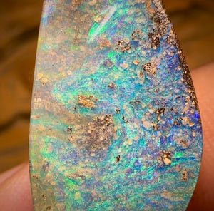 21.7cts - Queensland Boulder Seam Opal. Top Reef Pattern