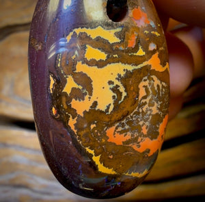 39 x 24 mm – Gebohrter Boulderopal-Anhänger mit umweltfreundlichem, veganem Kabel