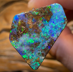 10.3cts - Queensland Boulder Seam Opal. Reef Pattern