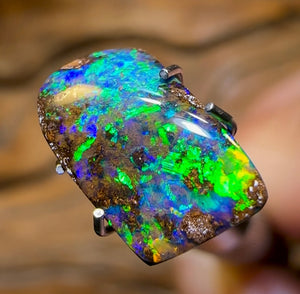 2.4cts - Winton Seam Opal. Australian Opal - Opal Whisperers