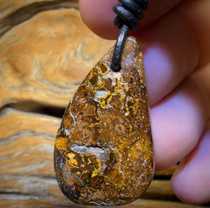 37 x 22 mm – Gebohrte Stammes-Opal-Halskette aus Queensland-Boulderopal