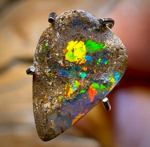 Auction Fall-Through = Your Gain! š„ Now More Than 50% Off RRP šØ 1.75cts - Electric Fire Queensland Boulder Seam Opal