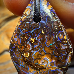 36 x 21mm - Gebohrte Tribal Queensland Boulder Opal Halskette. Doppelseitig