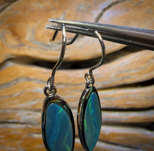 Ohrhaken aus Sterlingsilber mit australischem Boulder-Opal-Doublet