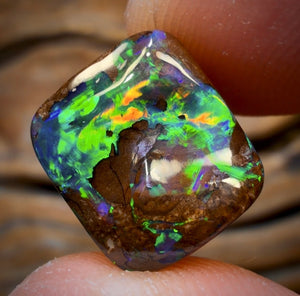 10.3cts - Queensland Boulder Seam Opal. Metallic Colours!