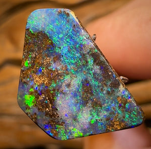10.3cts - Queensland Boulder Seam Opal. Reef Pattern