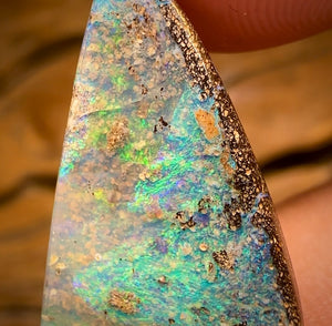 21.7cts - Queensland Boulder Seam Opal. Top Reef Pattern
