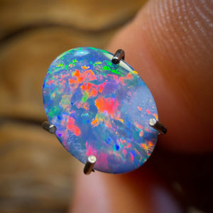 Auktion 0,7 ct – Australischer Boulder-Opal-Doublet, rot-multifeuerfarben