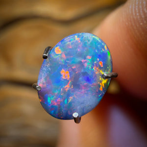 Auktion 0,7 ct – Australischer Boulder-Opal-Doublet, rot-multifeuerfarben