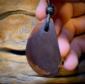 Pendentif en opale boulder percée (46 x 26 mm) avec cordon végan écologique.