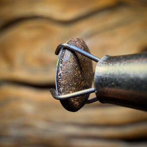 Auktion 0,7 ct – Australischer Boulder-Opal-Doublet, rot-multifeuerfarben