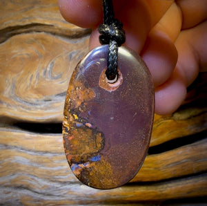 39 x 24 mm – Gebohrter Boulderopal-Anhänger mit umweltfreundlichem, veganem Kabel