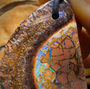44 x 32 mm – Gebohrte Stammes-Opal-Halskette aus Queensland-Boulderopal