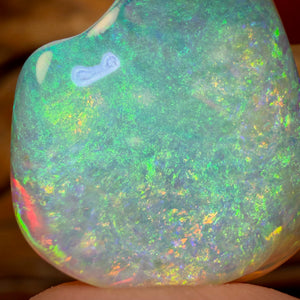 12,4 ct – Kristallopal aus Lightning Ridge der Spitzenklasse. Von Hand mit dem Dremel bearbeitet!