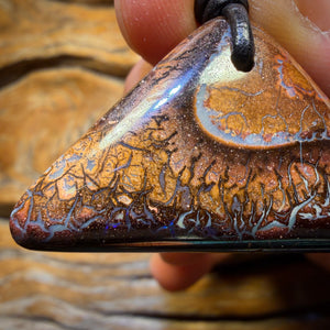 Collier en opale boulder du Queensland, tribale et percée - 40 x 24 mm