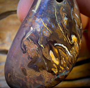 Pendentif en opale boulder percée (46 x 26 mm) avec cordon végan écologique.