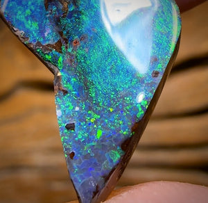 14.3cts - Top Reef Pattern Queensland Boulder Seam Opal