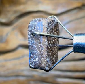 6.9cts - Queensland Boulder Seam Opal. Reef Pattern - Opal Whisperers