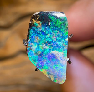 2.4cts - Winton Seam Opal. Australian Opal - Opal Whisperers