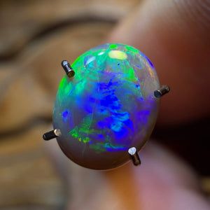0.7cts - Dark Opal from Lightning Ridge