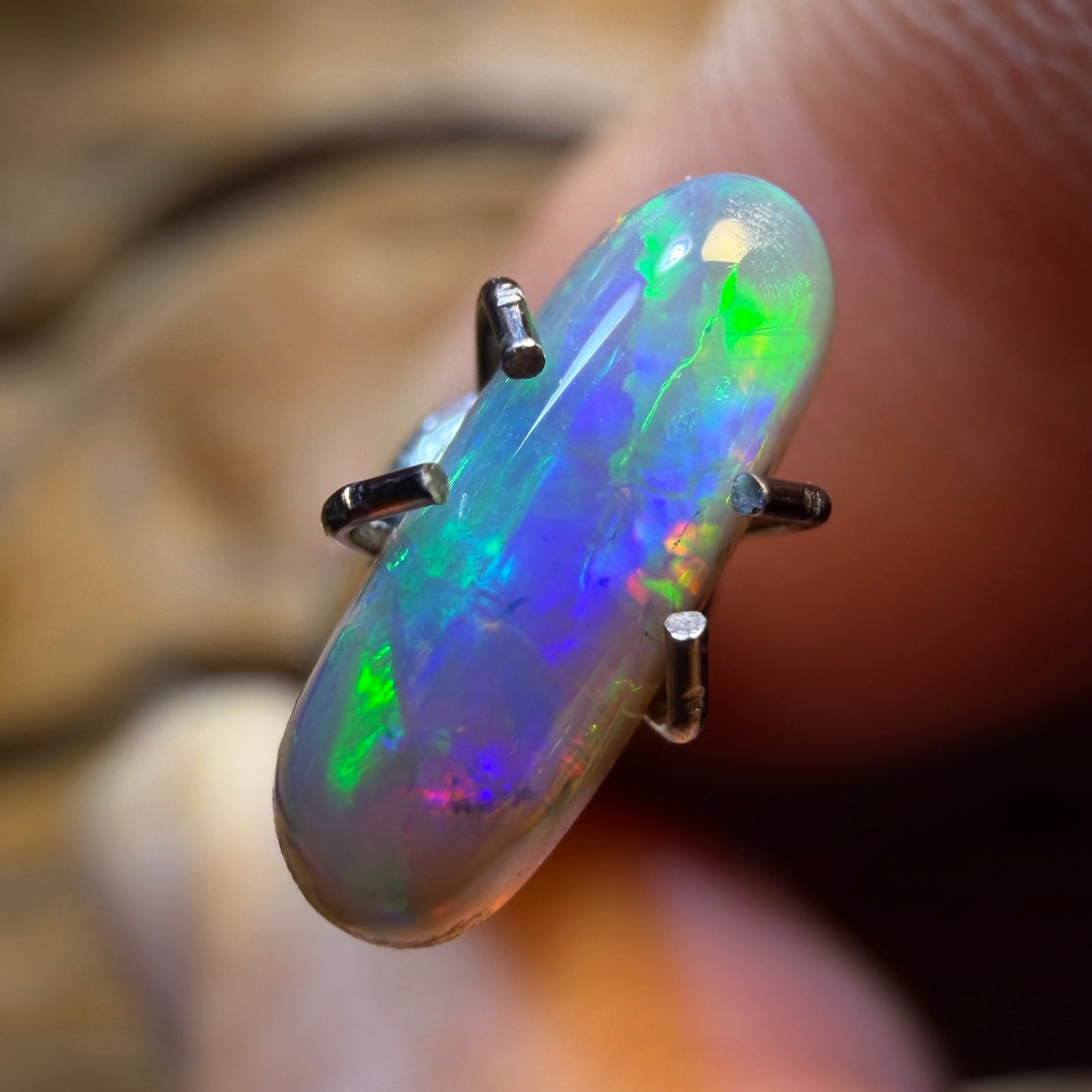 0.8cts - Dark Opal from Lightning Ridge