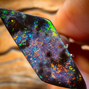 Set in Stein 10.9cts – Top Australischer Boulder Seam Opal