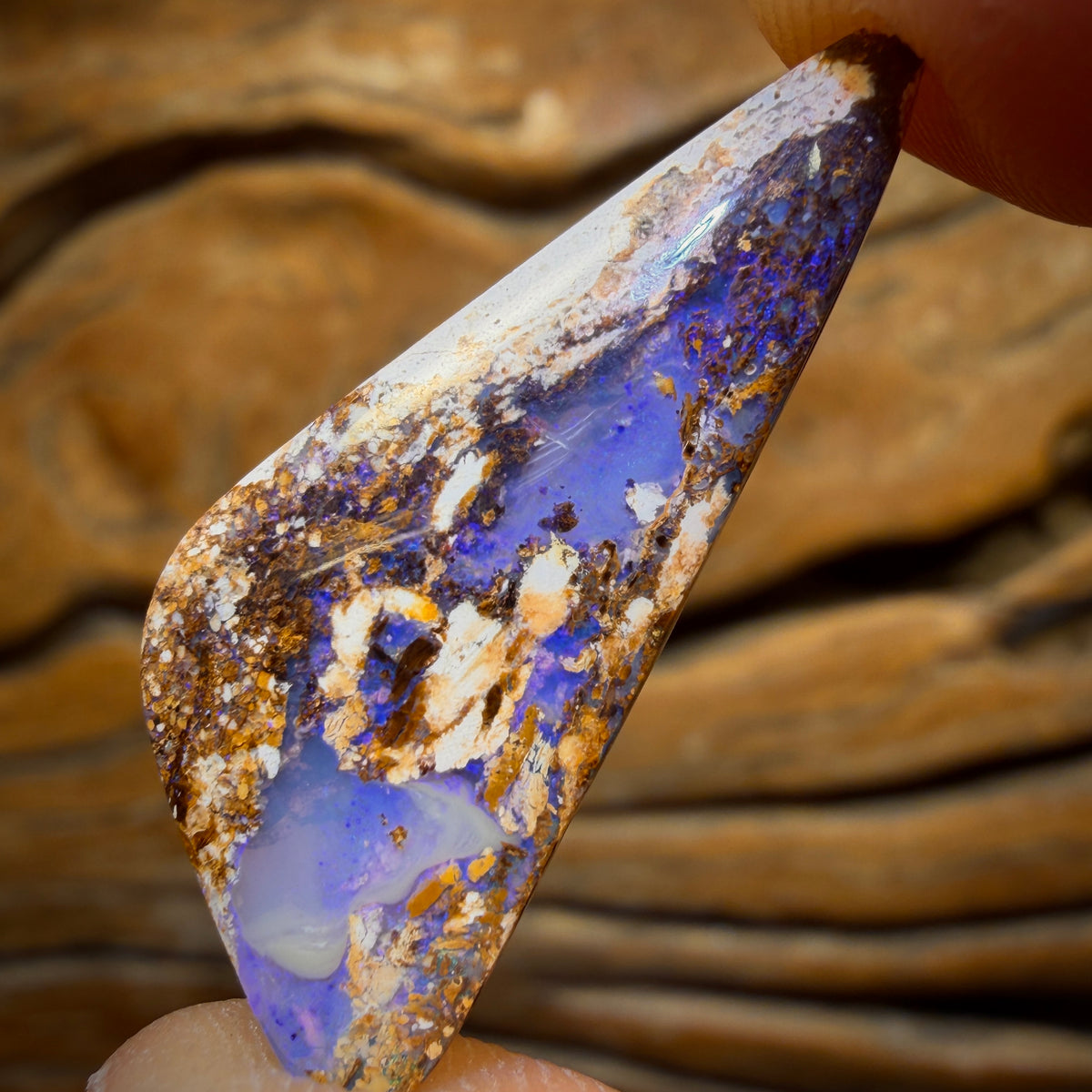 Opale boulder australienne massive de 10,8 carats. Double face.